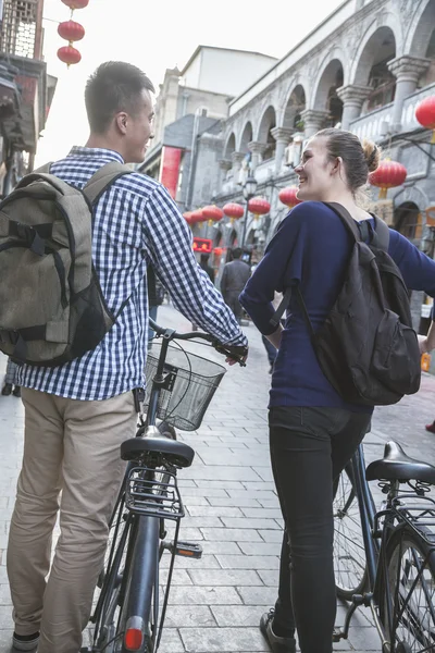 Young man and woman with bicycles — Stockfoto