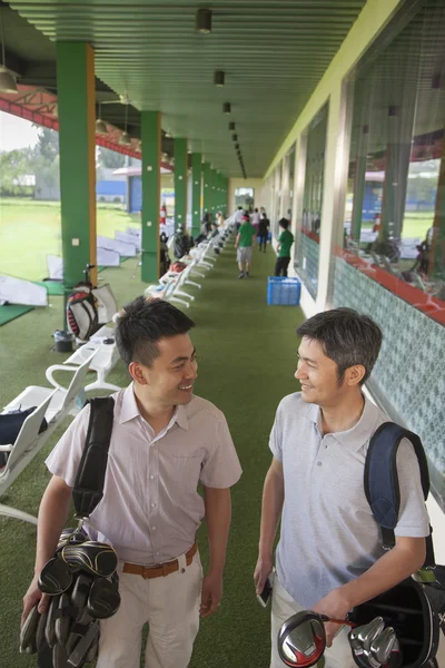 Vrienden klaar om te vertrekken van de golfbaan — Stockfoto