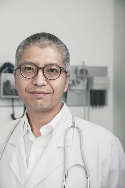 Doctor wearing glasses — Stock Photo, Image