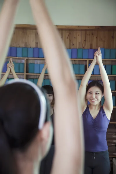Vrouwen die zich uitstrekt en doen yoga — Stockfoto
