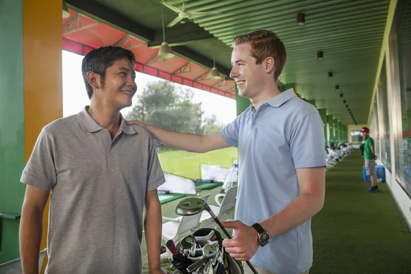 Friends playing golf — Stock Photo, Image