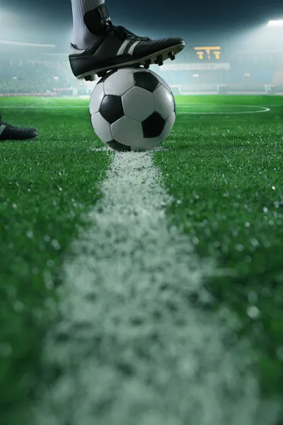 Нога на вершине футбольного мяча Стоковое Изображение
