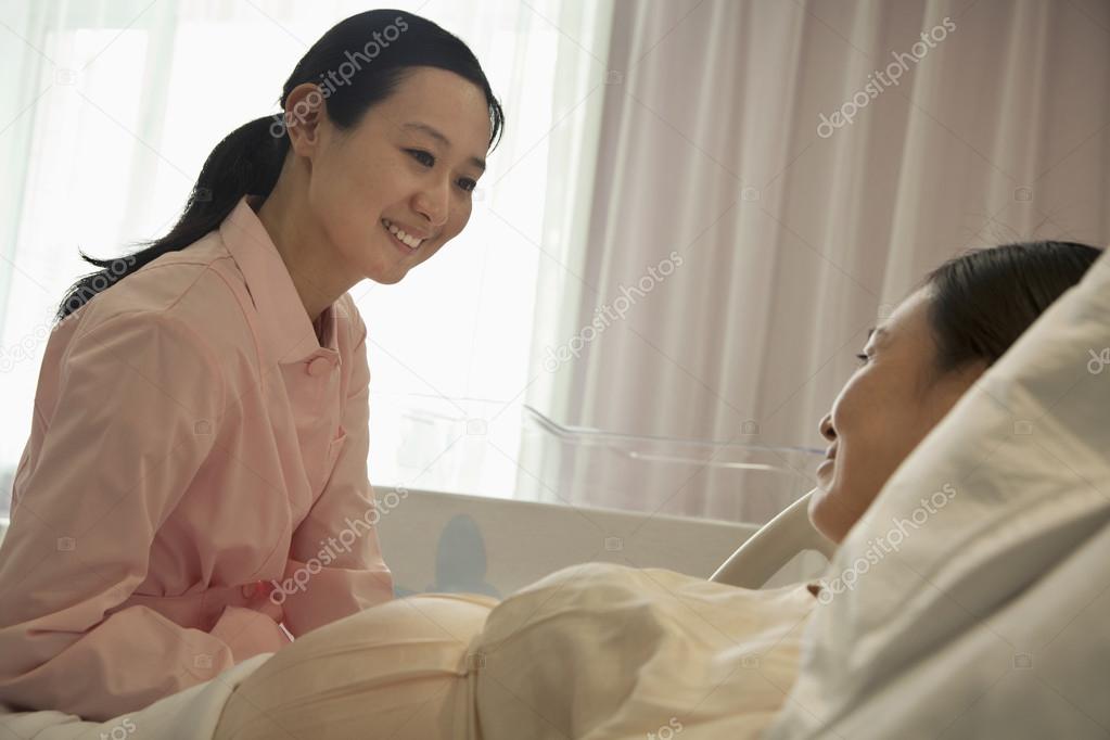 Nurse talking to pregnant woman