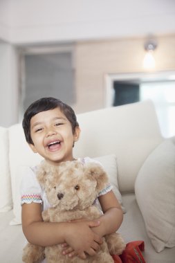 Oyuncak ayı tutan bir kız