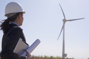 Rüzgar türbinleri sitede kontrol mühendisi