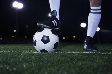 ayakları üstünde belgili tanımlık tepe-in hatta futbol topu