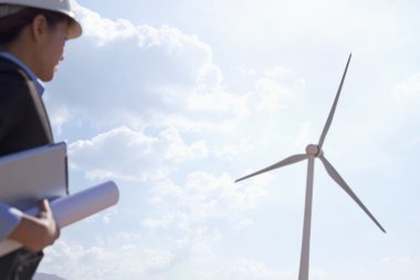 Rüzgar türbinleri sitede kontrol mühendisi