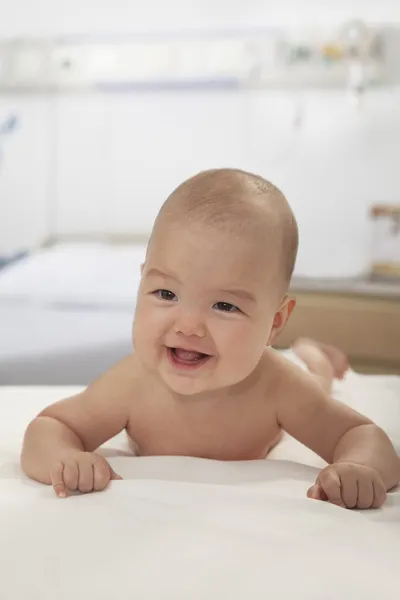 Cute baby lying on its stomach — Stock Photo, Image