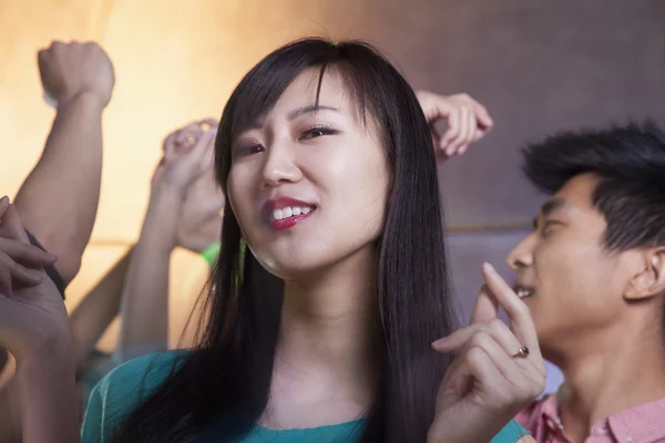 Vrouw dansen in de discotheek — Stockfoto