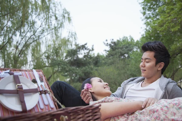 Pareja enamorada haciendo un picnic en el parque — Foto de Stock