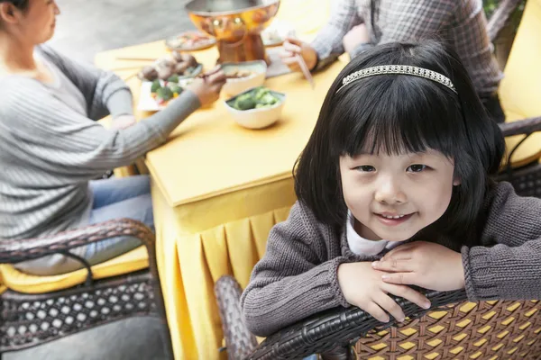 Petite fille au repas de famille — Photo