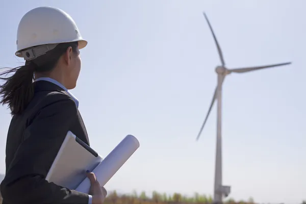 Engineer checking wind turbines on site — Stock Photo, Image