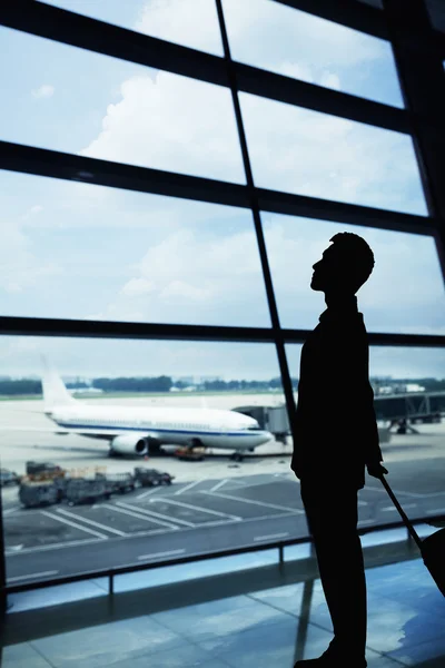 Silhouette eines Geschäftsmannes, der auf dem Flughafen wartet — Stockfoto