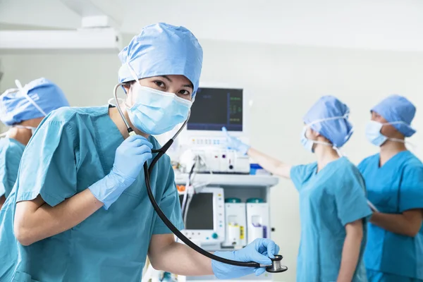 Team av kirurger i operationssalen — Stockfoto