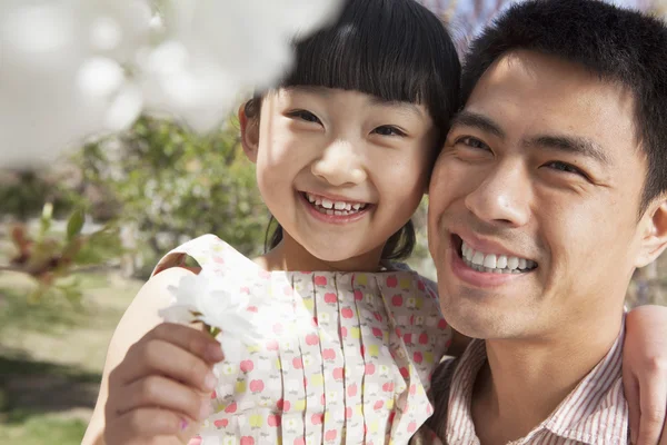 Far och dotter njuter av körsbär blommar — Stockfoto