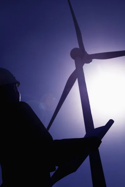 Інженер перевіряє вітрові турбіни на місці — стокове фото