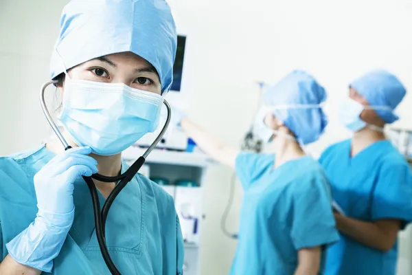 Equipe de cirurgiões na sala de cirurgia — Fotografia de Stock