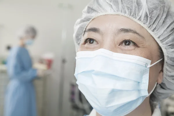 Surgeon in the operating room — Stock Photo, Image