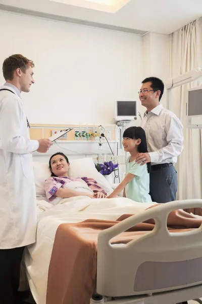 Famille rendant visite à la mère à l'hôpital — Photo