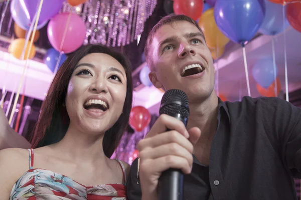 Vrienden zingen op karaoke — Stockfoto