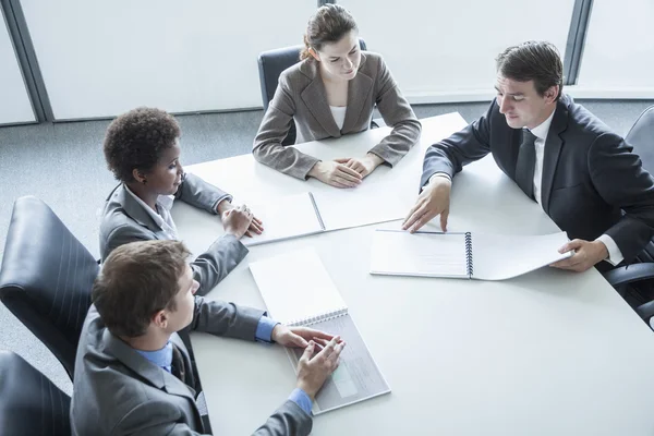 Vier mensen uit het bedrijfsleven hebben een zakelijke bijeenkomst — Stockfoto