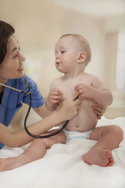 Doctor checking a baby's heart beat — Stock Photo, Image