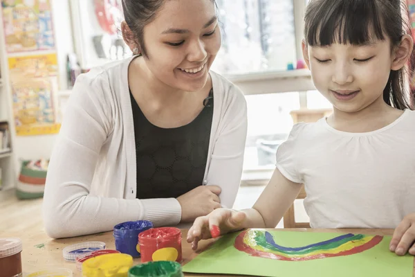 Insegnante e studente pittura dito — Foto Stock