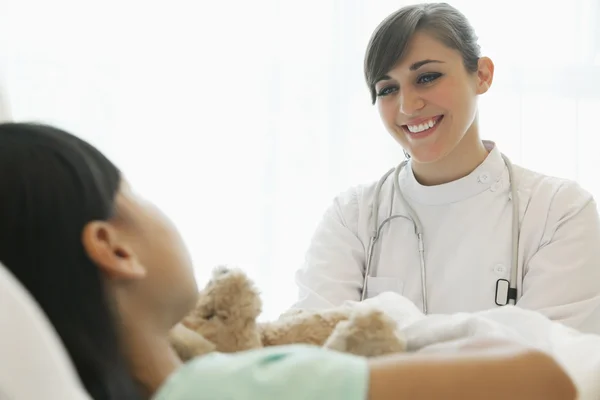 Female doctor talking to girl patient — Stock Photo, Image