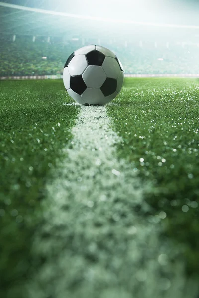 Campo de futebol com bola e linha de futebol — Fotografia de Stock