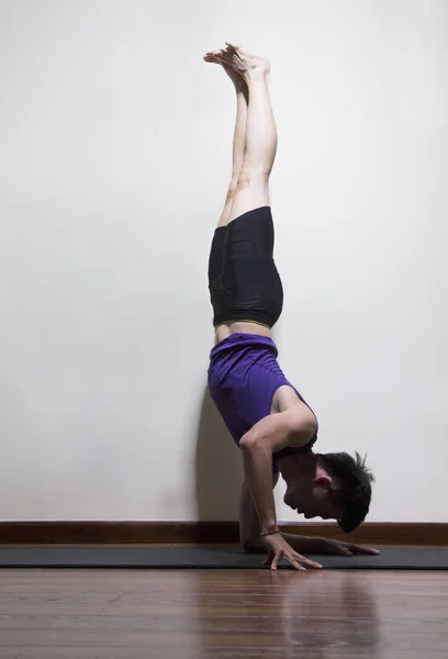 Man doing yoga — Stock Photo, Image