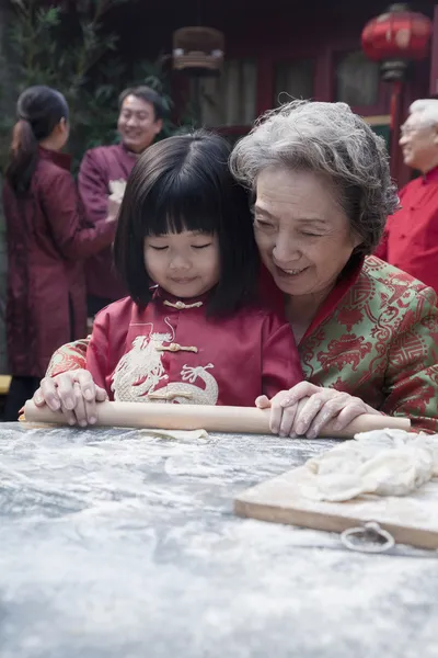 Grandmother and granddaughter making dumplings — Stock Photo, Image