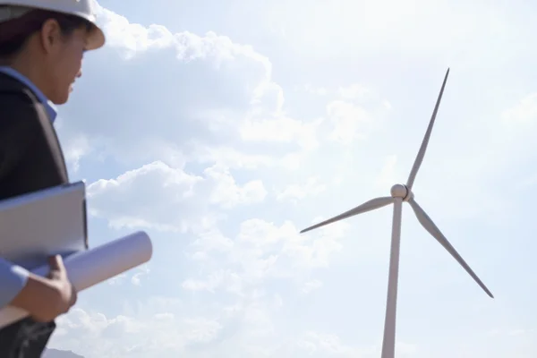 Engineer checking wind turbines on site — Stock Photo, Image