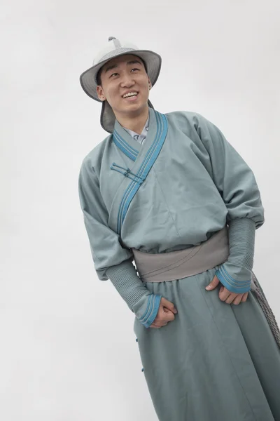 Jonge man in traditionele kleding — Stockfoto