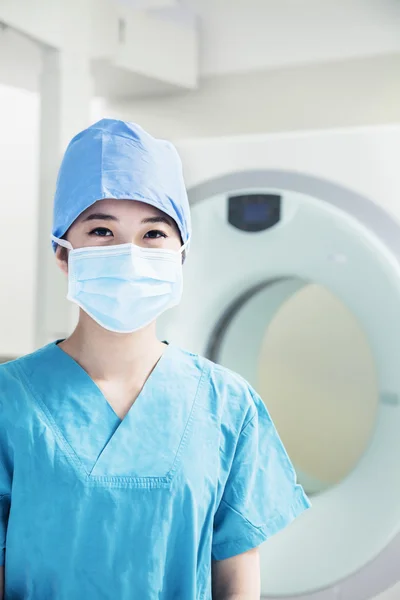 Surgeon in the operating room — Stock Photo, Image