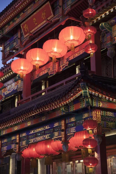 Edifício chinês tradicional iluminado ao entardecer — Fotografia de Stock