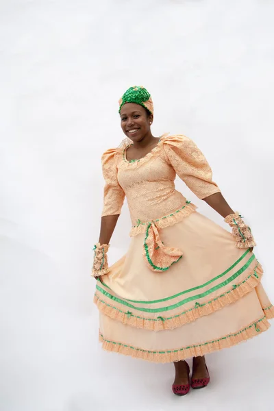 Mujer sosteniendo su falda con ropa tradicional del Caribe — Foto de Stock