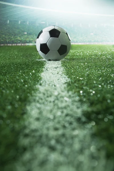 Футбольное поле с футбольным мячом и линией Стоковое Фото