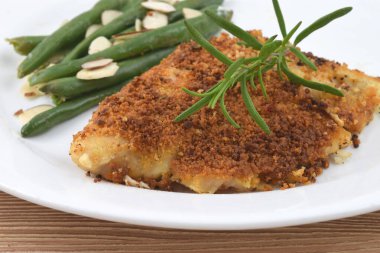 Bademli tereyağlı yeşil fasulye ve biberiyeli parmesan kabuklu Tilapia..