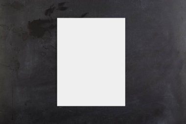 8.5x11 kağıt tozlu bir karatahta üzerinde dinleniyor. Tasarımınızı kağıda eklemek için kırpma yolu içerir.