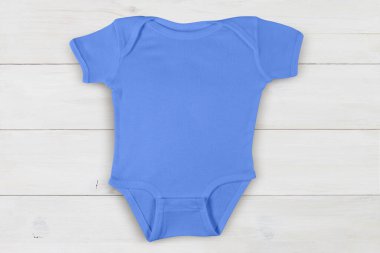 Modern beyaz ahşap arka planda mavi tulum kestiriyor.. 