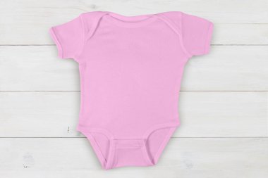 Pembe tulum, minimalist beyaz ahşap arka planda dinleniyor..