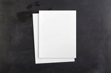 Tozlu siyah bir karatahtanın üzerindeki A2 tebrik kartı ve zarf. Tasarımınızı karta eklemeyi kolaylaştırmak için kırpma yolu içerir.