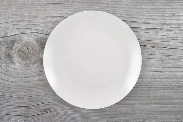 Widok Góry Dół Okrągły Biały Talerz Obiad Siedzi Szczycie Rustykalnym — Zdjęcie stockowe