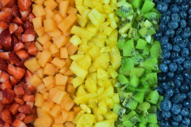 Taze meyvenin yüksek açılı görüntüsü ustalıkla renklendirilmiş bir gökkuşağı oluşturur..