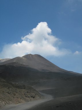 Sicilyalı yanardağı etna yakın mesafeden