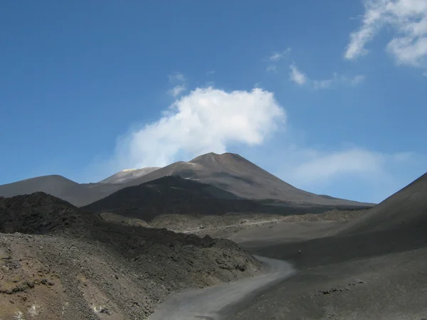 エトナ火山とそれの上の煙 — ストック写真