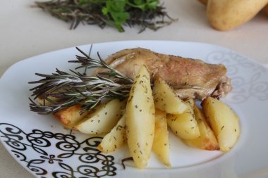 patates ve biberiye ile tavuk