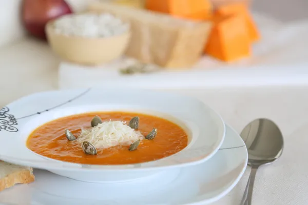 Pumpkin crème soep met haar Ingredients in de achtergrond — Stockfoto