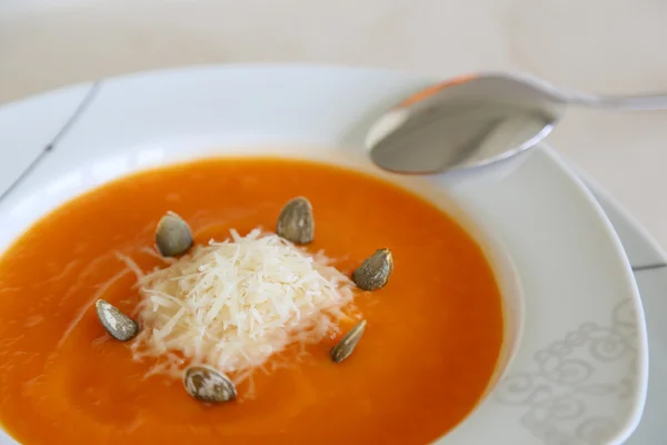 Pumpkin crème soep met Parmezaanse kaas — Stockfoto