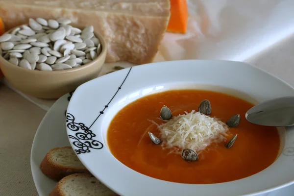 Pumpkin crème soep met haar Ingredients in de achtergrond — Stockfoto